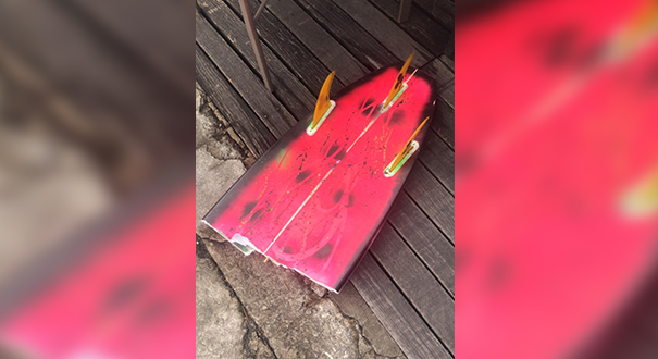 Surfista registra ondas gigantes em Vila Velha neste domingo (21). Crédito: Lucas Medeiros