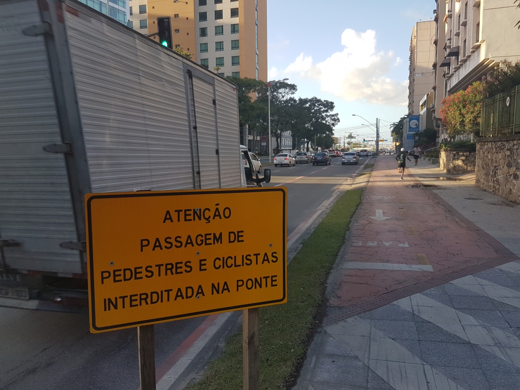 Sinalização indica passagem interditada para pedestres e ciclistas na Ponte de Camburi. Crédito: José Carlos Schaeffer