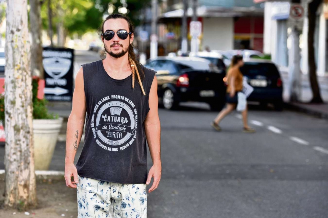 O empresário e agitador cultural Diogo Cypriano na Rua da Lama, em Vitória. Crédito: Fernando Madeira