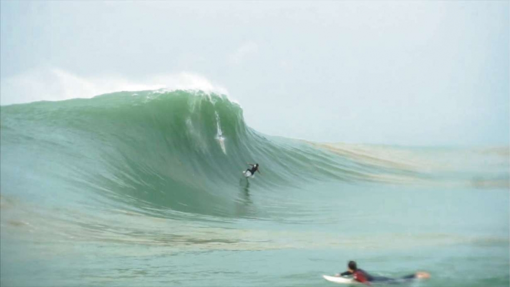 Lucas Medeiros tomou uma "vaca" em uma onda gigante na Praia da Costa. Crédito: Straya Filmes/Divulgação