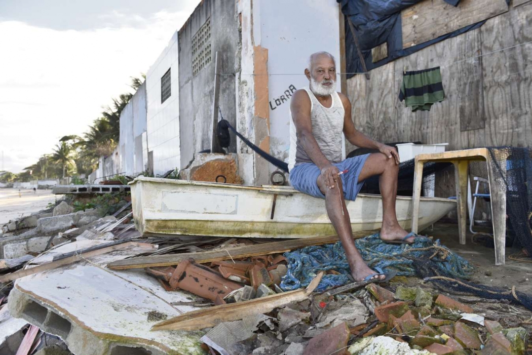 O pescador Joselias Viana teve a casa toda destruída e, hoje,vive em um barraco em Ponta da Fruta. Crédito: Fernando Madeira
