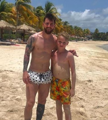 A Gazeta  Menino é convidado a jogar bola com Messi em uma praia