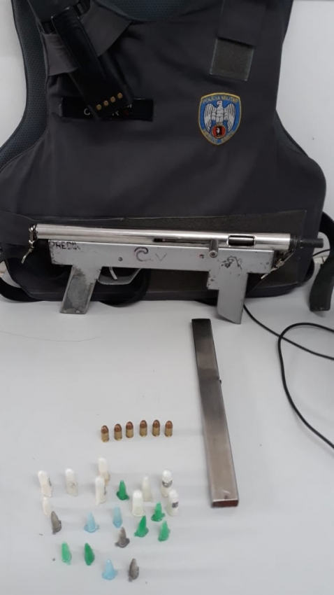 Submetralhadora apreendida pela polícia nesta terça-feira (23). Crédito: Divulgação