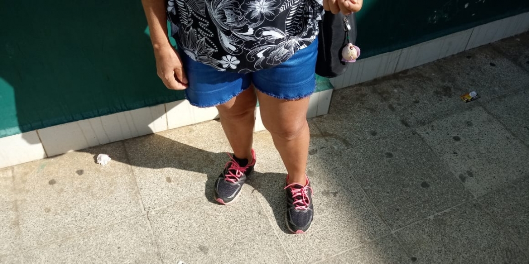 Leida Dias, de 52 anos, foi barrada no Hospital São José por causa do comprimento da roupa. Crédito: Larissa Avilez