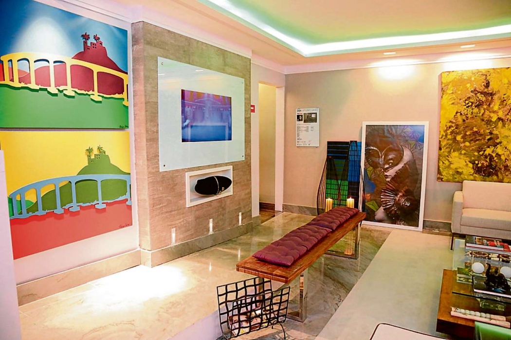 Para este home office, a arquiteta Najla El Aouar apostou em dois quadros do Convento da Penha em cores diferentes. Crédito: Najla El Aouar/ divulgação