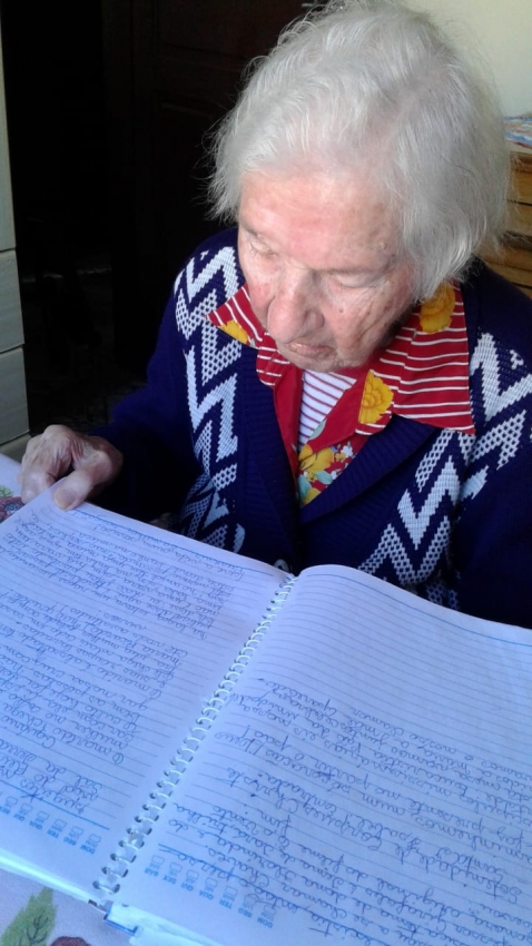 Idosa de Domingo Martins completa 100 anos lendo e escrevendo poesias e indo ao forró. Crédito: Arquivo pessoal