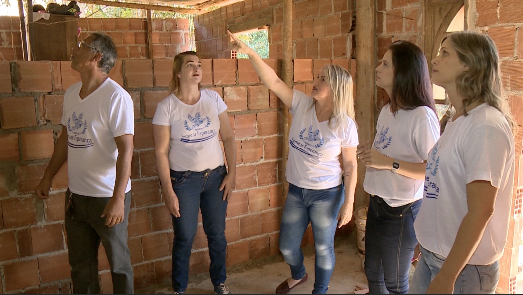 Voluntários que estão ajudando a família do pedreiro em Cachoeiro. Crédito: TV Gazeta Sul
