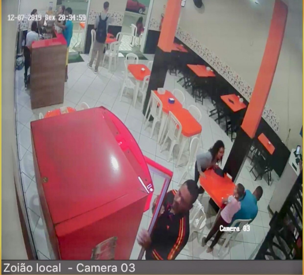 Câmeras de segurança da lanchonete em que Raynner trabalhava registraram o momento em que Sebastião chega ao local no dia do crime. Crédito: Reprodução