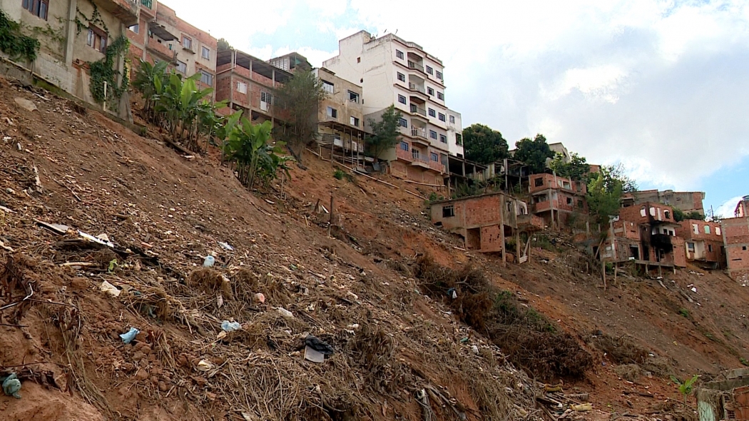 Moradores do bairro Nossa Senhora Aparecida, em Colatina, sofrem com obra de contenção parada e esgoto a céu aberto. Crédito: Reprodução | TV Gazeta Noroeste