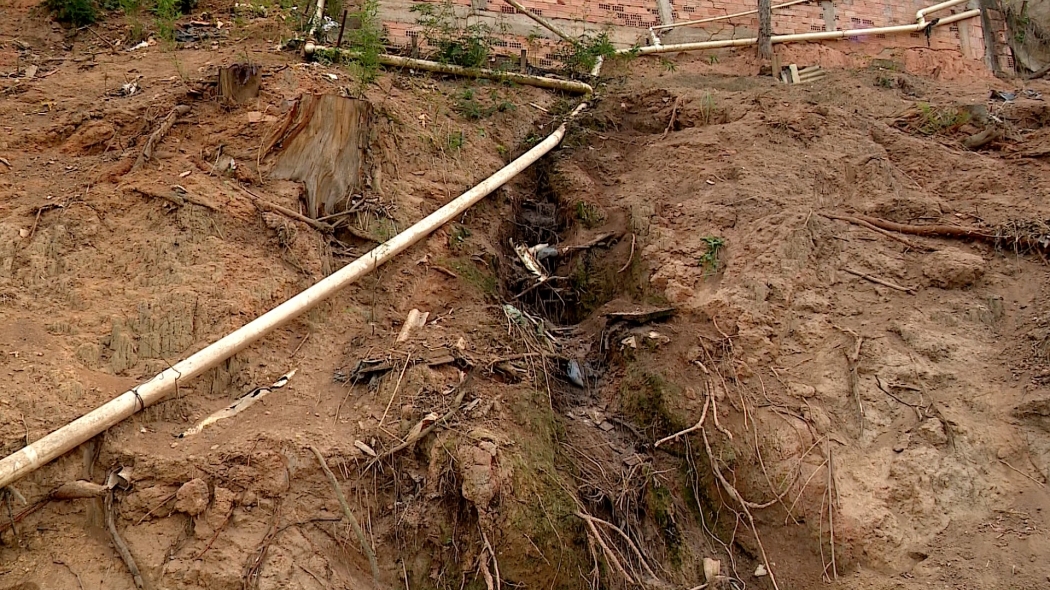 Moradores do bairro Nossa Senhora Aparecida, em Colatina, sofrem com obra de contenção parada e esgoto a céu aberto. Crédito: Reprodução | TV Gazeta Noroeste