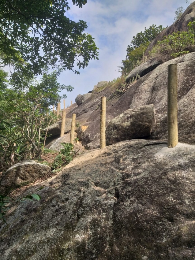 Corrimões já começaram a ser instalados no Morro do Moreno. Crédito: Jonathan Baifus