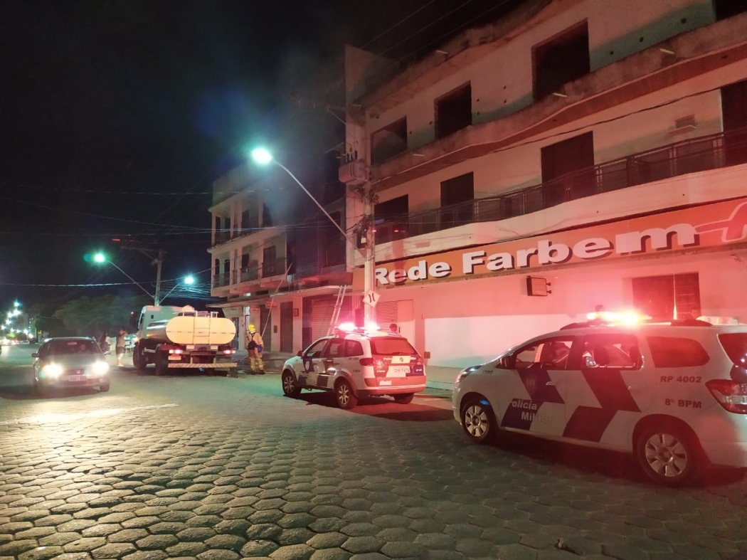 Apartamento pegou fogo no Centro de Baixo Guandu. Crédito: Divulgação/Polícia Militar