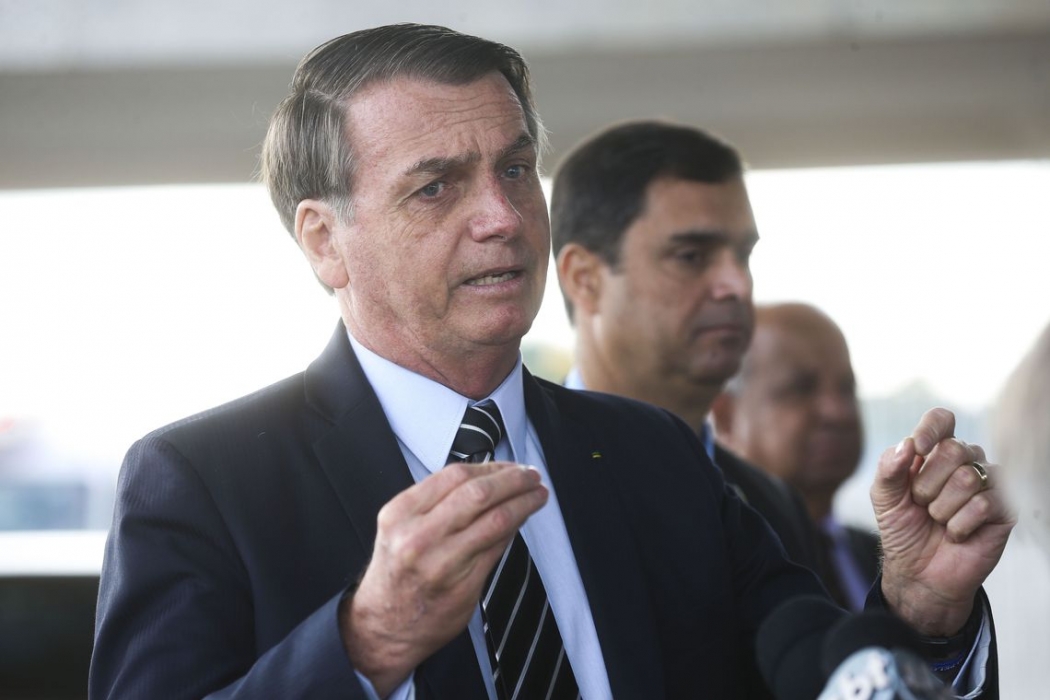 O presidente Jair Bolsonaro, cumprimenta populares,e fala à imprensa no Palácio da Alvorada. Crédito: Antonio Cruz/Agência Brasil