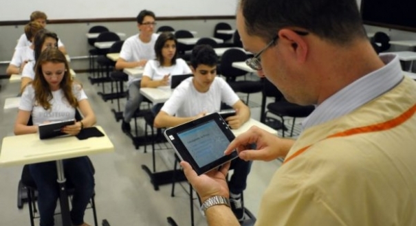 Professores e estudantes: novo processo de ensino e aprendizagem