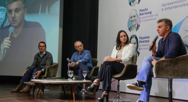 Eduardo Mufarej, Paulo Hartung, Tayana Dantas e Luciano Huck em evento em Vila Velha
