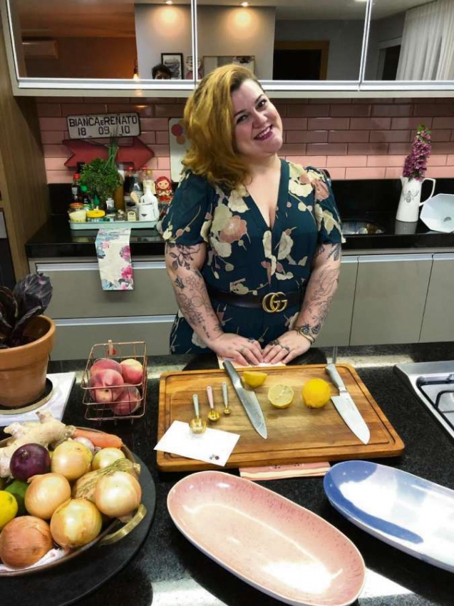 A cozinha de Bia Brunow é cheia de personalidade. Azulejos rosa, placa do carro do dia do casamento e louças diversas dão charme ao ambiente. Crédito: divulgação/ Bia Brunow