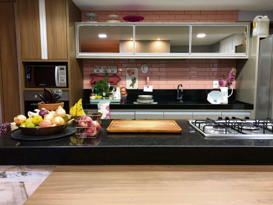 A cozinha de Bia Brunow é cheia de personalidade. Azulejos rosa, placa do carro do dia do casamento e louças diversas dão charme ao ambiente. Crédito: divulgação/ Bia Brunow