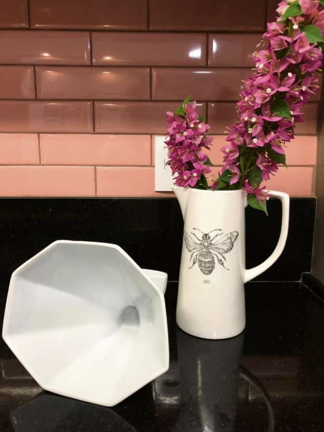 A cozinha de Bia Brunow é cheia de personalidade. Azulejos rosa, placa do carro do dia do casamento e louças diversas dão charme ao ambiente. Crédito: divulgação/ Bia Brunow