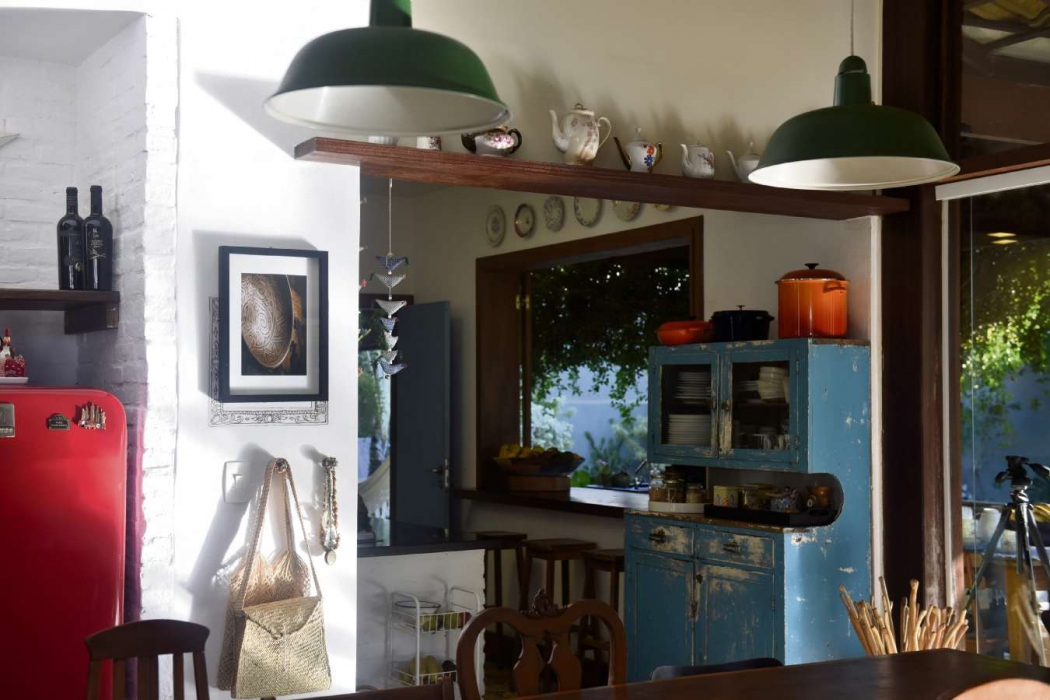 Antiguidade X Modernidade:  louças e livros se misturam com utensilhos &quot;grifados&quot;, como a batedeira Kitchenaid e a Le Creuset  comprada em Nova York . Crédito:  Vitor Jubini