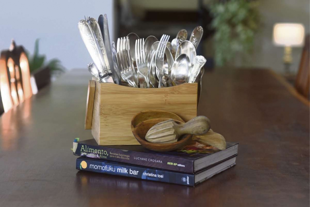 Kamila Zamprogno garimpou talheres de prata em feiras de antiguidade, no Sul da França. Crédito:  Vitor Jubini