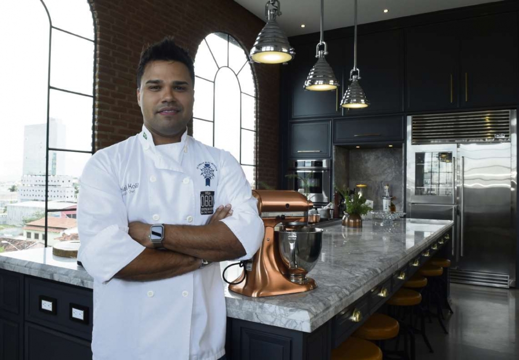 Saniel Kalil morou 28 anos nos EUA e se inspirou nas cozinhas americanas para montar a sua, em Vila Velha. A bancada de cinco metros em granito chama a atenção. Crédito: CARLOS ALBERTO SILVA