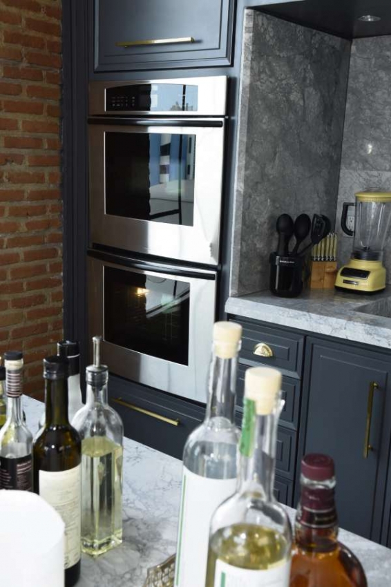 Saniel Kalil morou 28 anos nos EUA e se inspirou nas cozinhas americanas para montar a sua, em Vila Velha. A bancada de cinco metros em granito chama a atenção. Crédito: CARLOS ALBERTO SILVA