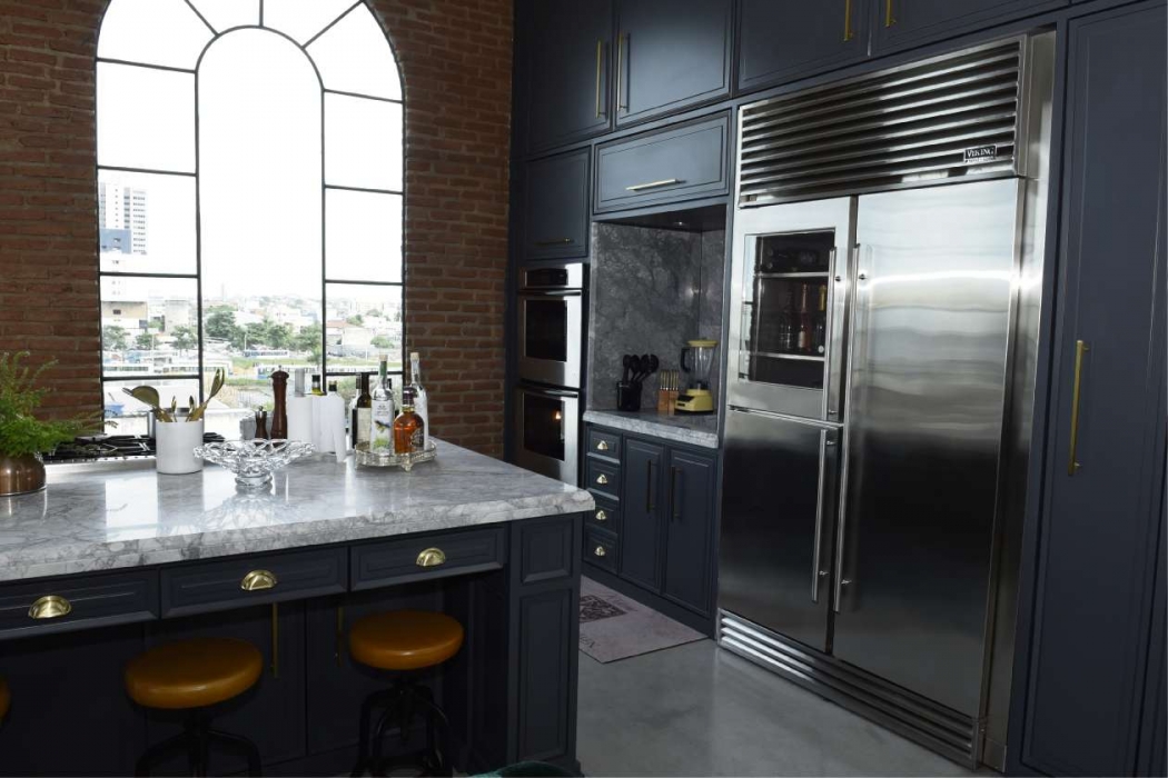 Saniel Kalil morou 28 anos nos EUA e se inspirou nas cozinhas americanas para montar a sua, em Vila Velha. A bancada de cinco metros em granito chama a atenção. Crédito: CARLOS ALBERTO SILVA