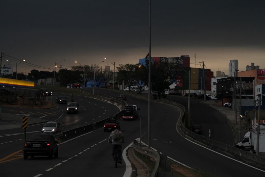 Queimadas no Paraguai e frente fria fazem dia virar noite em SP. Crédito: Luciano Claudino | Código19