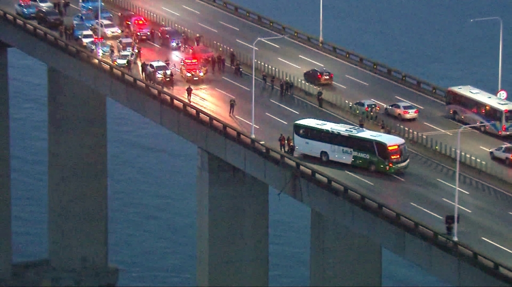 A Ponte Rio-Niterói foi fechada para o trabalho de negociação da polícia com o sequestrador. Crédito: Reprodução/TV Globo