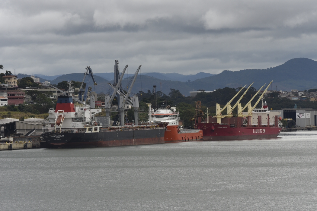 Navio carregado com container manobra no complexo portuário de Vitória. Crédito: Vitor Jubini