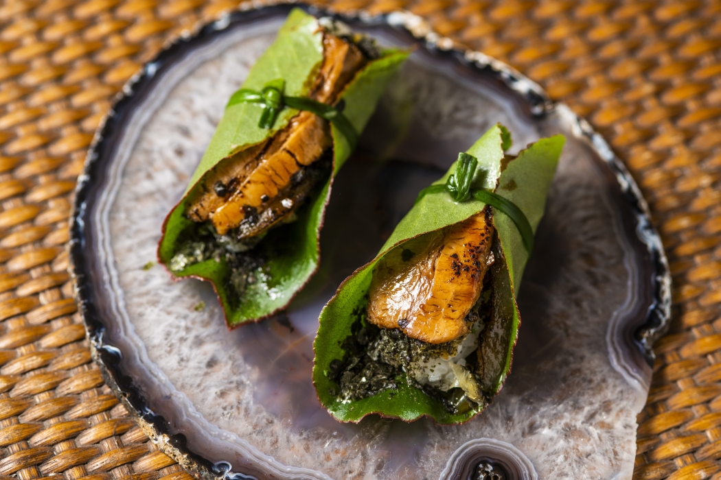 Temaki de barriga de porco do restaurante Soeta é enrolado com folha de capuchinha. Crédito: Gabriel Lordello/Divulgação
