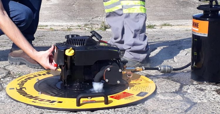 Máquina que injeta fumaça na tubulação para flagrar ligação clandestina de esgoto. Crédito: Divulgação/Cesan