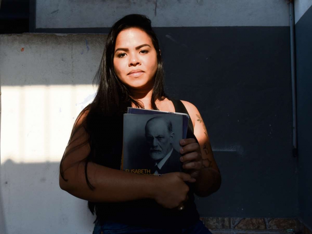  A jovem Ana Carolina Pereira Alves, 24 anos, parou o curso de Psicologia após ficar desempregada e teme não conseguir pagar o Fies. Crédito:  Carlos Alberto Silva