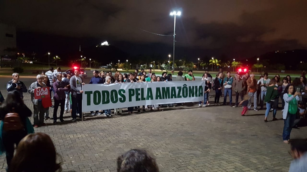 Concentração de manifestantes em favor da Amazônia na Praça do Papa, em Vitória. Crédito: José Carlos Shaeffer