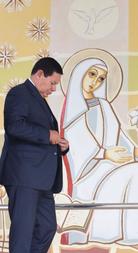 Mourão diante do ícone de Nossa Senhora no Convento da Penha. Crédito: Ricardo Medeiros