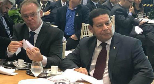 Mourão e o governador Casagrande ficaram na mesma mesa no almoço do Sindiex. Crédito: Divulgação