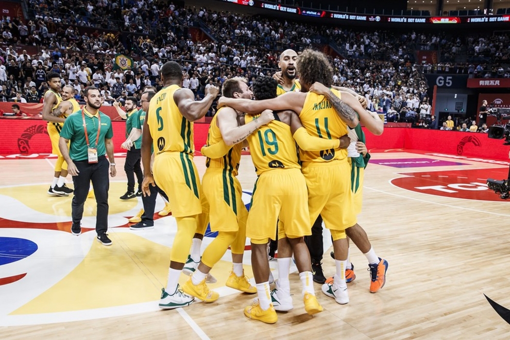 Jogadores do Brasil vibraram muito com a vitória importantíssima na Copa do Mundo. Crédito: Fiba/Divulgação