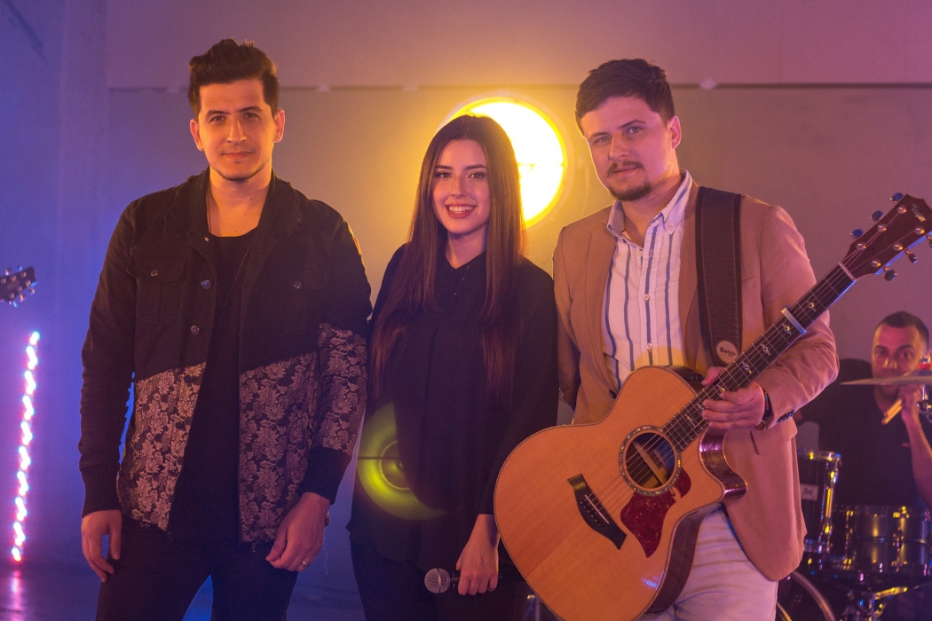 Esther Marcos durante a gravação do clipe com André e Felipe. Crédito: DANIEL HIROSHI/divulgação