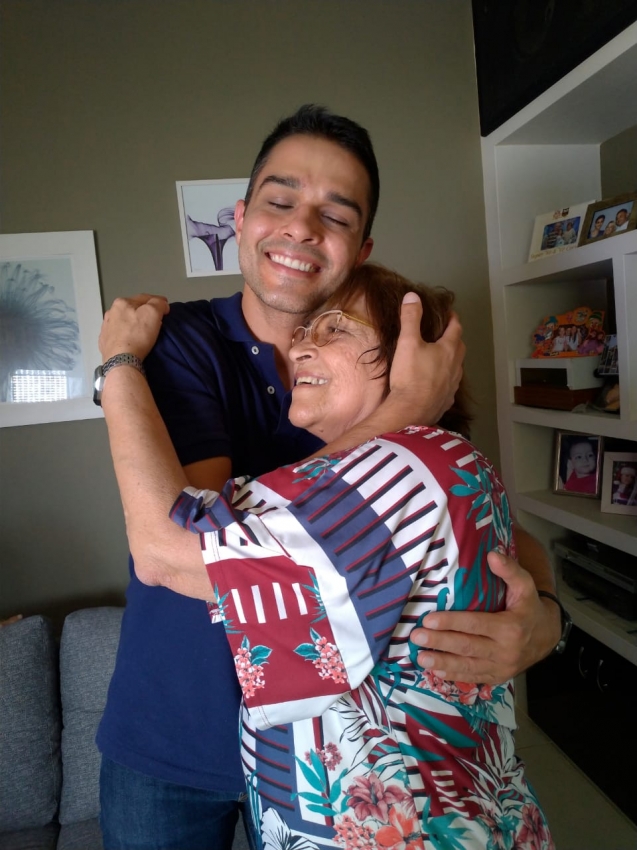 13/09/2019 - Phillipe Lemos posa com a mãe Terezinha Lemos em visita a Nova Venécia. Crédito: Igor Estrela