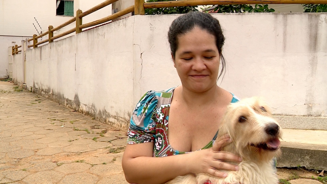 A dona de casa Juliana Gava Zanoni com o cachorro Alemão do Forró. Crédito: Reprodução | TV Gazeta Noroeste