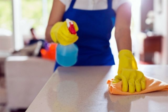 Dona de casa em limpeza: contribuição que permite aposentadoria terá mudança. Crédito: Pixabay