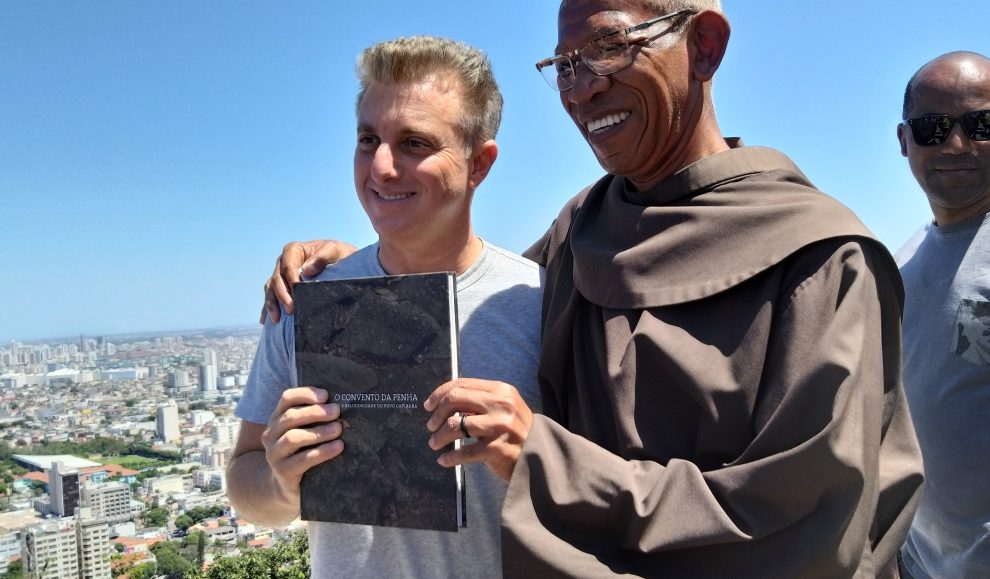 Gravando o quadro Lata Velha, no Convento da Penha, Luciano Huck foi recebido pelo Frei Pedro de Oliveira. Crédito: Cristian Oliveira