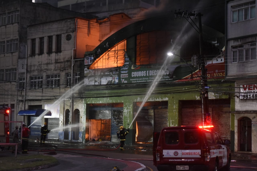Incêndio atingiu loja de couro na Vila Rubim, em Vitória. Crédito: Carlos Alberto Silva