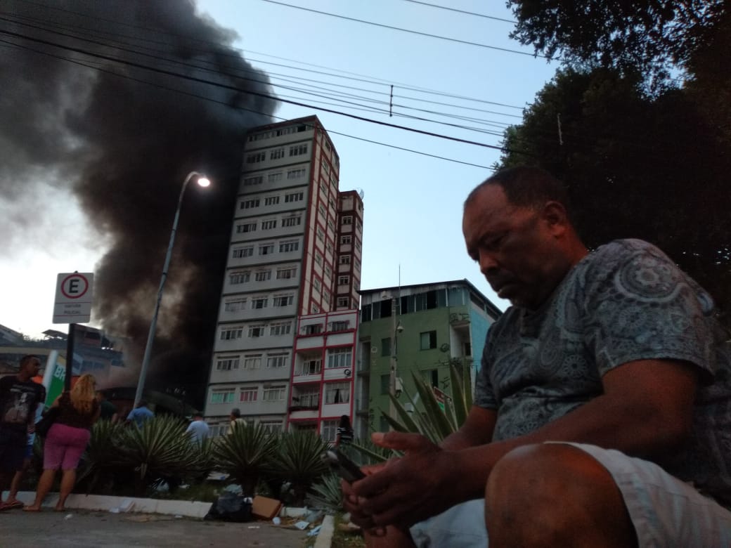 Incêndio na Vila Rubim: o portuário, Antonino Pereira da Silva, de 59 anos, relata que mora próximo ao galpão que pegou fogo e devido ao calor, só deu tempo de pegas as chaves da residência e sair correndo. Crédito: Esthefany Mesquita