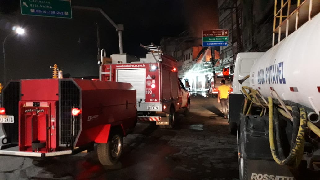 Incêndio na Vila Rubim: água e gerador de energia chegam para auxiliar no combate as chamas e iluminação do local. Crédito: Carlos Alberto Silva