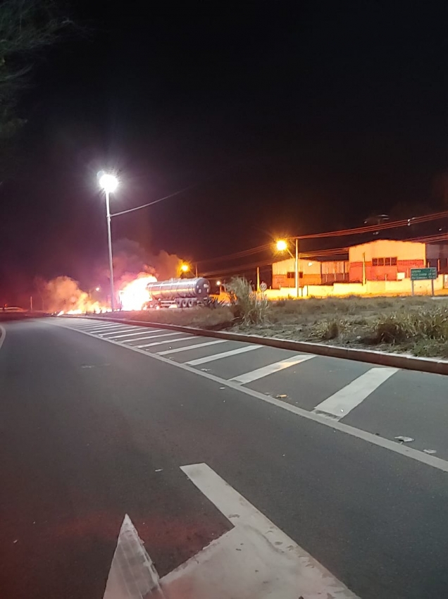 Cabine de carreta pegou fogo na noite deste domingo (22), na BR 259, em Colatina. Crédito: Internauta