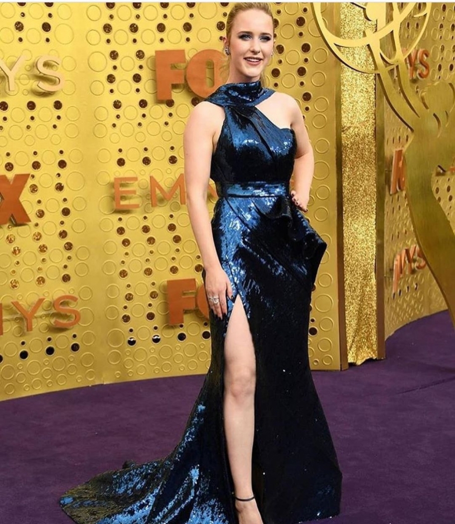 Rachel Brosnahan usa Elie Saad e joias Ana Khouri. Crédito: Reprodução/ Instagram @loyaltypicks