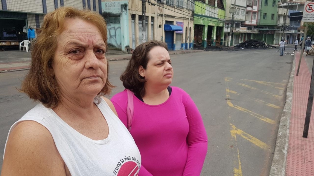 A autônoma Maria Creuza, com a filha Daniela Pereira, de 39 anos, que tem deficiência, e teve convulsão por nervosismo devido à falta de luz. Crédito: Caíque Verli