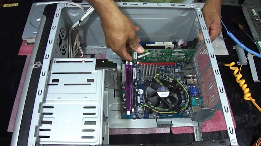 O corso de montagem e manutenção de computadores oferece 10 vagas. Crédito: Reprodução internet