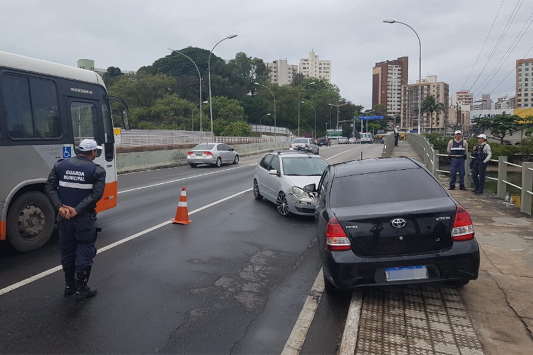 Acidente envolvendo dois carros na Ponte de Camburi em Vitória. Crédito: José Carlos Schaeffer
